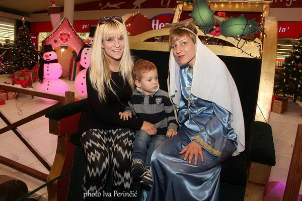 Sv. Luce razveselila mališane u Supernova centru, Foto: Iva Perinčić Sv. Luce razveselila mališane u Supernova centru, Foto: Iva Perinčić