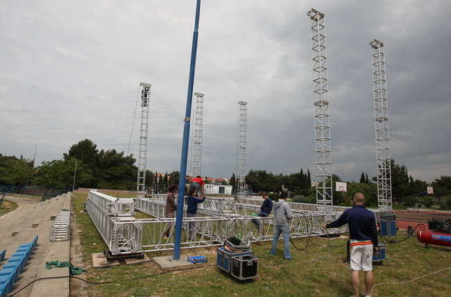 Zadar, 030510.
U sportskom centru Visnjik pocela je gradnja pozornice za susret katolicke mladezi (ocekuje se vise od 20000 ljudi)koji ce se ovoga vikenda odrzati u Zadru.
Foto: Vladimir Ivanov / CROPIX