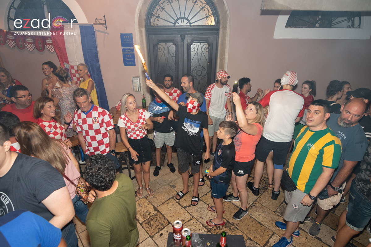 Čudesna noć: Velika fešta ulicama Zadra nakon plasmana Vatrenih u finale SP Čudesna noć: Velika fešta ulicama Zadra nakon plasmana Vatrenih u finale SP
