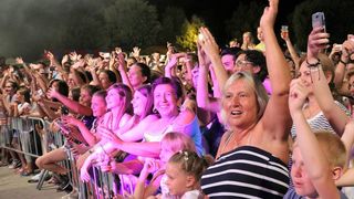 Nikad ovakve koncertne energije na Viru! Lidija Bačić oduševila je oko deset tisuća Virana i gostiju Vira sa svih strana svijeta; od prve do posljednje stvari koju je otpjevala seksipilna splitska pjevačica svi su pjevali i držali ruke u zraku! Nikad ovakve koncertne energije na Viru! Lidija Bačić oduševila je oko deset tisuća Virana i gostiju Vira sa svih strana svijeta; od prve do posljednje stvari koju je otpjevala seksipilna splitska pjevačica svi su pjevali i držali ruke u zraku!