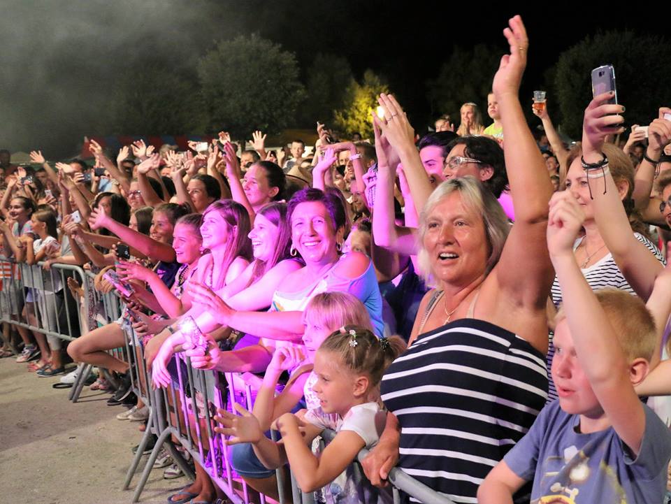 Nikad ovakve koncertne energije na Viru! Lidija Bačić oduševila je oko deset tisuća Virana i gostiju Vira sa svih strana svijeta; od prve do posljednje stvari koju je otpjevala seksipilna splitska pjevačica svi su pjevali i držali ruke u zraku! Nikad ovakve koncertne energije na Viru! Lidija Bačić oduševila je oko deset tisuća Virana i gostiju Vira sa svih strana svijeta; od prve do posljednje stvari koju je otpjevala seksipilna splitska pjevačica svi su pjevali i držali ruke u zraku!