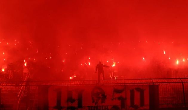 Torcida se uz svijeće, bengalke i molitvu dostojanstveno oprostila od svog kolege Žana Ojdanića na sjevernoj tribini Poljuda. Foto: Ivo Čagalj/PIXSELL