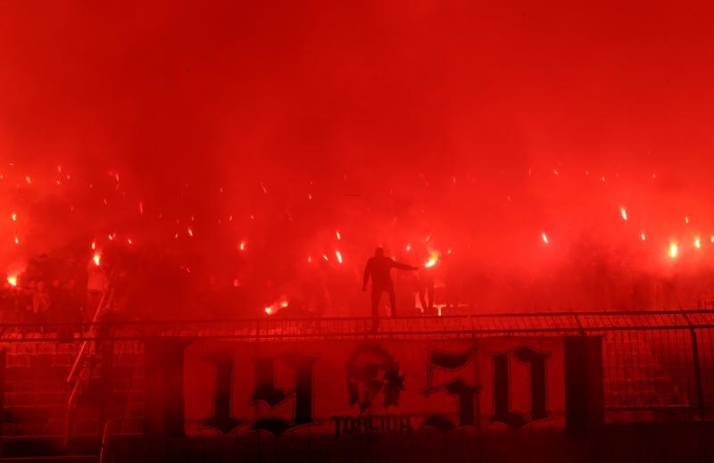 Torcida se uz svijeće, bengalke i molitvu dostojanstveno oprostila od svog kolege Žana Ojdanića na sjevernoj tribini Poljuda. Foto: Ivo Čagalj/PIXSELL Torcida se uz svijeće, bengalke i molitvu dostojanstveno oprostila od svog kolege Žana Ojdanića na sjevernoj tribini Poljuda. Foto: Ivo Čagalj/PIXSELL