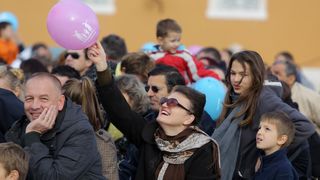24.11.2013., Zadar – Fotograf Sime Strikoman napravio je milenijsku fotografiju okupljenih za podrzavanje inicijative U ime obitelji. Photo: Filip Brala/PIXSELL 24.11.2013., Zadar – Fotograf Sime Strikoman napravio je milenijsku fotografiju okupljenih za podrzavanje inicijative U ime obitelji. Photo: Filip Brala/PIXSELL