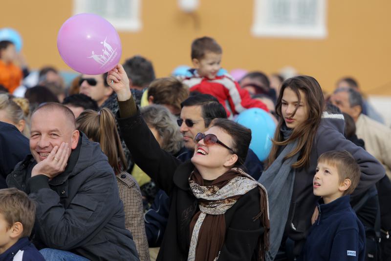 24.11.2013., Zadar – Fotograf Sime Strikoman napravio je milenijsku fotografiju okupljenih za podrzavanje inicijative U ime obitelji. Photo: Filip Brala/PIXSELL 24.11.2013., Zadar – Fotograf Sime Strikoman napravio je milenijsku fotografiju okupljenih za podrzavanje inicijative U ime obitelji. Photo: Filip Brala/PIXSELL