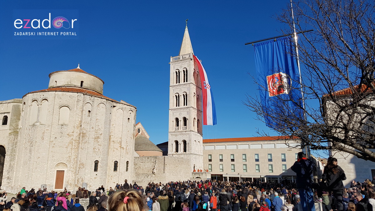 Izložba vojne opreme, oružja i vozila na zadarskoj rivi i spuštanje 25-metarske zastave s kampanela sv. Stošije