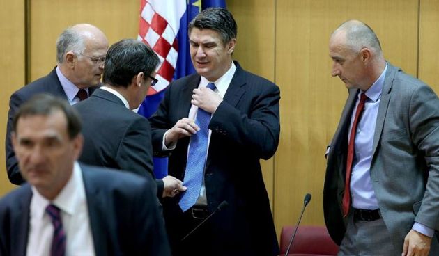 Sabor RH je 17. sjednicu nastavio objedinjenom raspravom o Interpelaciji o radu Vlade Republike Hrvatske. Premijer Zoran Milanovic uoci sjednice Sabora popravljao hlace i kosulju. Photo: Patrik Macek/PIXSELL