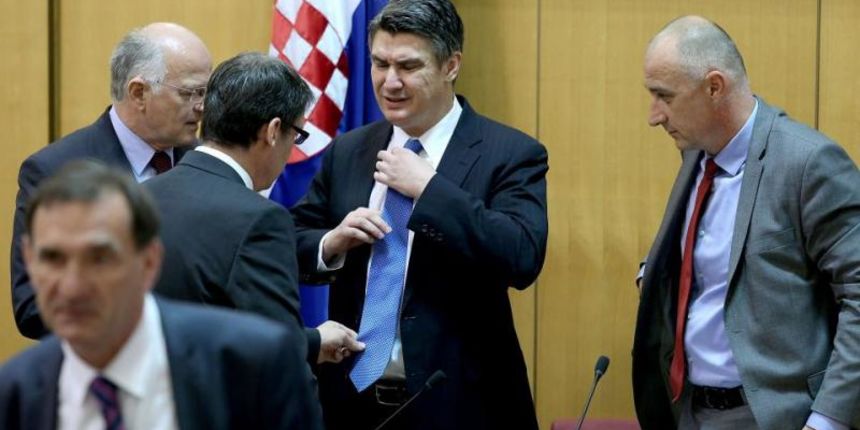 Sabor RH je 17. sjednicu nastavio objedinjenom raspravom o Interpelaciji o radu Vlade Republike Hrvatske. Premijer Zoran Milanovic uoci sjednice Sabora popravljao hlace i kosulju. Photo: Patrik Macek/PIXSELL