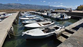 Ražančani saniraju štete nakon orkanske bure. Photo: Dino Stanin/PIXSELL