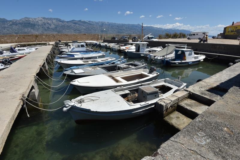 Ražančani saniraju štete nakon orkanske bure. Photo: Dino Stanin/PIXSELL