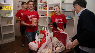 Zadarski maturanti donirali brašno Socijalnoj samoposluzi Zadarski maturanti donirali brašno Socijalnoj samoposluzi