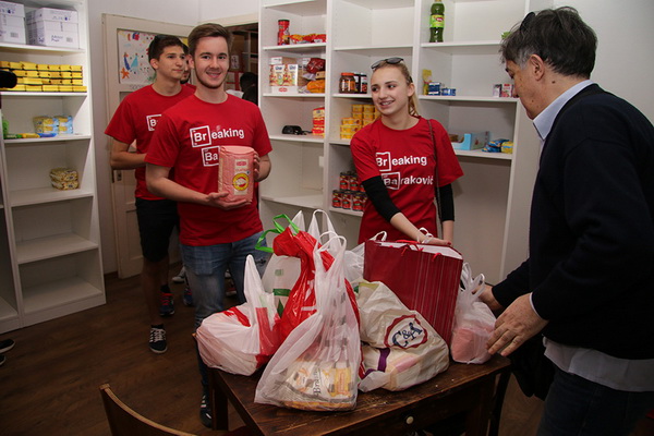 Zadarski maturanti donirali brašno Socijalnoj samoposluzi Zadarski maturanti donirali brašno Socijalnoj samoposluzi