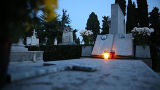 Na Gradskom groblju gradjani se prisjecaju svojih najbliznjih koji vise nisu s njima, a na centralnom dijelu zapaljene su svijece za sve stradale u Domovinskom ratu. Photo: Filip Brala/PIXSELL Na Gradskom groblju gradjani se prisjecaju svojih najbliznjih koji vise nisu s njima, a na centralnom dijelu zapaljene su svijece za sve stradale u Domovinskom ratu. Photo: Filip Brala/PIXSELL