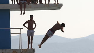 Zadar, 030712.
Skakaona na bazenu na Kolovarima omiljeno je okupljalista mladih zadrana zaljubljenika u skokove u more.
Foto: Andrija Lucic / Cropix