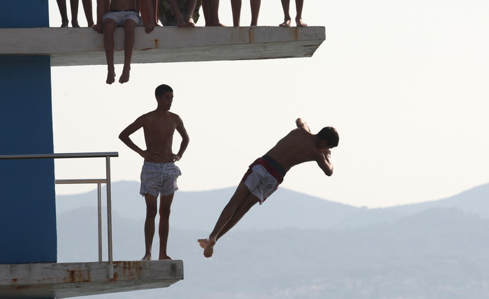 Zadar, 030712.
Skakaona na bazenu na Kolovarima omiljeno je okupljalista mladih zadrana zaljubljenika u skokove u more.
Foto: Andrija Lucic / Cropix