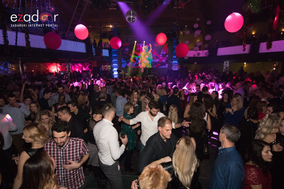 Ludnica u Saturnusu: Najbolji doček u svemiru i šire Ludnica u Saturnusu: Najbolji doček u svemiru i šire