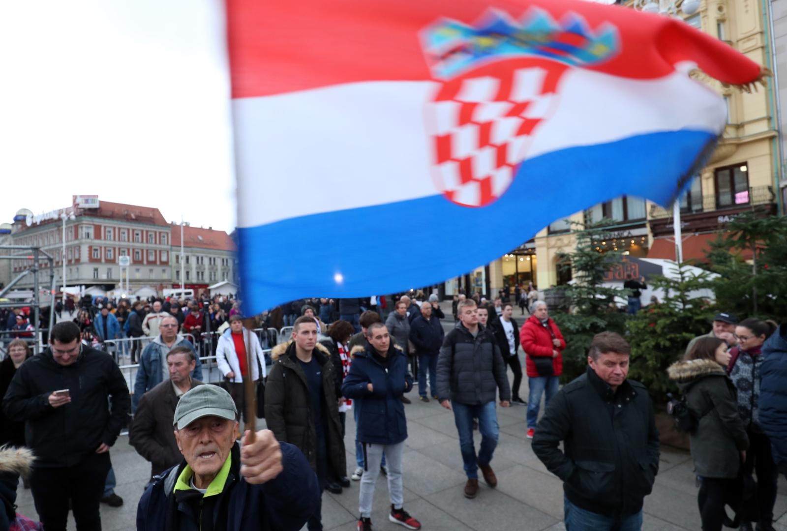 Navijači na Trgu bana Josipa jelačića čekaju Davis Cup reprezentativce