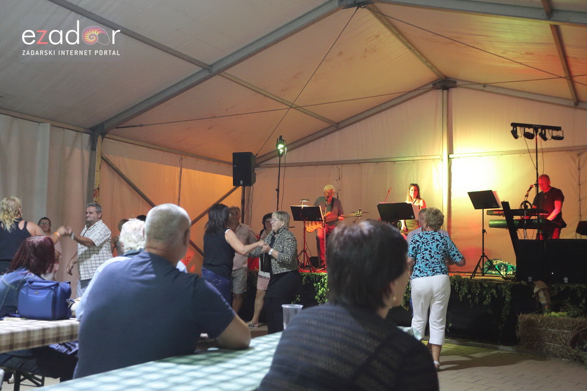 Bibinjci gradišćanskim Hrvatima darovali 1.82 metara visok kip sv. Roka Bibinjci gradišćanskim Hrvatima darovali 1.82 metara visok kip sv. Roka