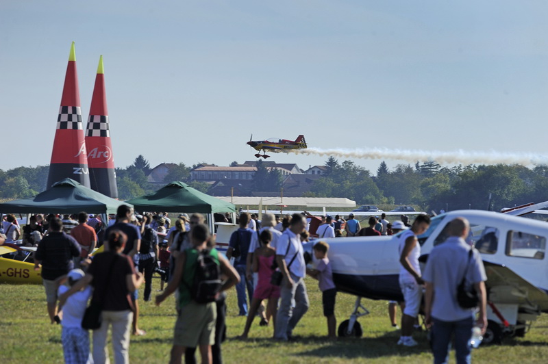 Zagreb, 030911.
Na aerodromu Lucko odrzan je XI. zagrebacki aeromiting.
Foto: Marko Miscevic / CROPIX Zagreb, 030911.
Na aerodromu Lucko odrzan je XI. zagrebacki aeromiting.
Foto: Marko Miscevic / CROPIX