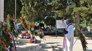 Povodom Dana pobjede kod središnjeg križa na Gradskom groblju položeni vijenci Povodom Dana pobjede kod središnjeg križa na Gradskom groblju položeni vijenci