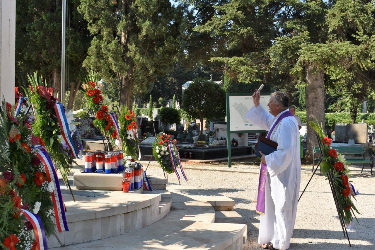 Povodom Dana pobjede kod središnjeg križa na Gradskom groblju položeni vijenci Povodom Dana pobjede kod središnjeg križa na Gradskom groblju položeni vijenci