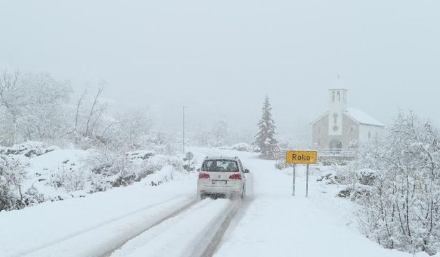 Snijezni Uskrs u zabiokovlju stvara probleme u prometu. Nakon sto je nocas oko ponoci poceo padati, snijeg ne prestaje. Prelaz preko Golog brda na relaciji Zagvozd -Imotski jedna je od kriticnijih tocki kojju redovito obilaze cestarske sluzbe. Photo: Ivo