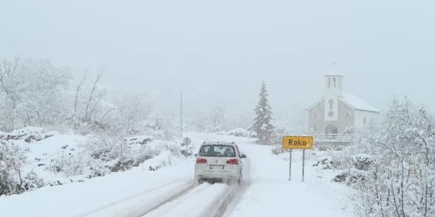 Snijezni Uskrs u zabiokovlju stvara probleme u prometu. Nakon sto je nocas oko ponoci poceo padati, snijeg ne prestaje. Prelaz preko Golog brda na relaciji Zagvozd -Imotski jedna je od kriticnijih tocki kojju redovito obilaze cestarske sluzbe. Photo: Ivo Snijezni Uskrs u zabiokovlju stvara probleme u prometu. Nakon sto je nocas oko ponoci poceo padati, snijeg ne prestaje. Prelaz preko Golog brda na relaciji Zagvozd -Imotski jedna je od kriticnijih tocki kojju redovito obilaze cestarske sluzbe. Photo: Ivo