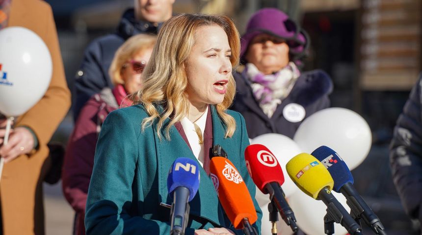 Nezavisna kandidatkinja za predsjednicu Republike Hrvatske Marija Selak Raspudic na Cvjetnom trgu odrzala je konferenciju za medije. Nezavisna kandidatkinja za predsjednicu Republike Hrvatske Marija Selak Raspudic na Cvjetnom trgu odrzala je konferenciju za medije.