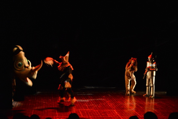 U Kazalištu lutaka Zadar odigrana je predstava “Čarobnjak iz Oza” u režiji Dražena Ferenčine. Foto: Iva Perinčić U Kazalištu lutaka Zadar odigrana je predstava “Čarobnjak iz Oza” u režiji Dražena Ferenčine. Foto: Iva Perinčić