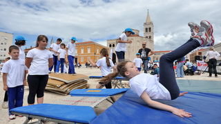Zadar, 250513.
Univerzalna sportska skola “Dite zadarsko” kraj sezone obiljezila proslavom cetvrtog rodjendana i odrzavanjem sportskih igara na Forumu.
Na fotografiji: sporske igre “Dite zadarsko”.
Foto: Luka Gerlanc / CROPIX