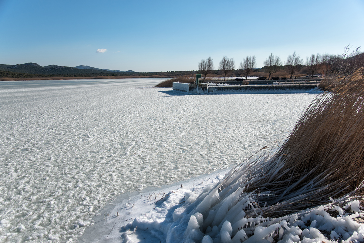 Debeli minusi i orkanska bura zaledili Vransko jezero Debeli minusi i orkanska bura zaledili Vransko jezero