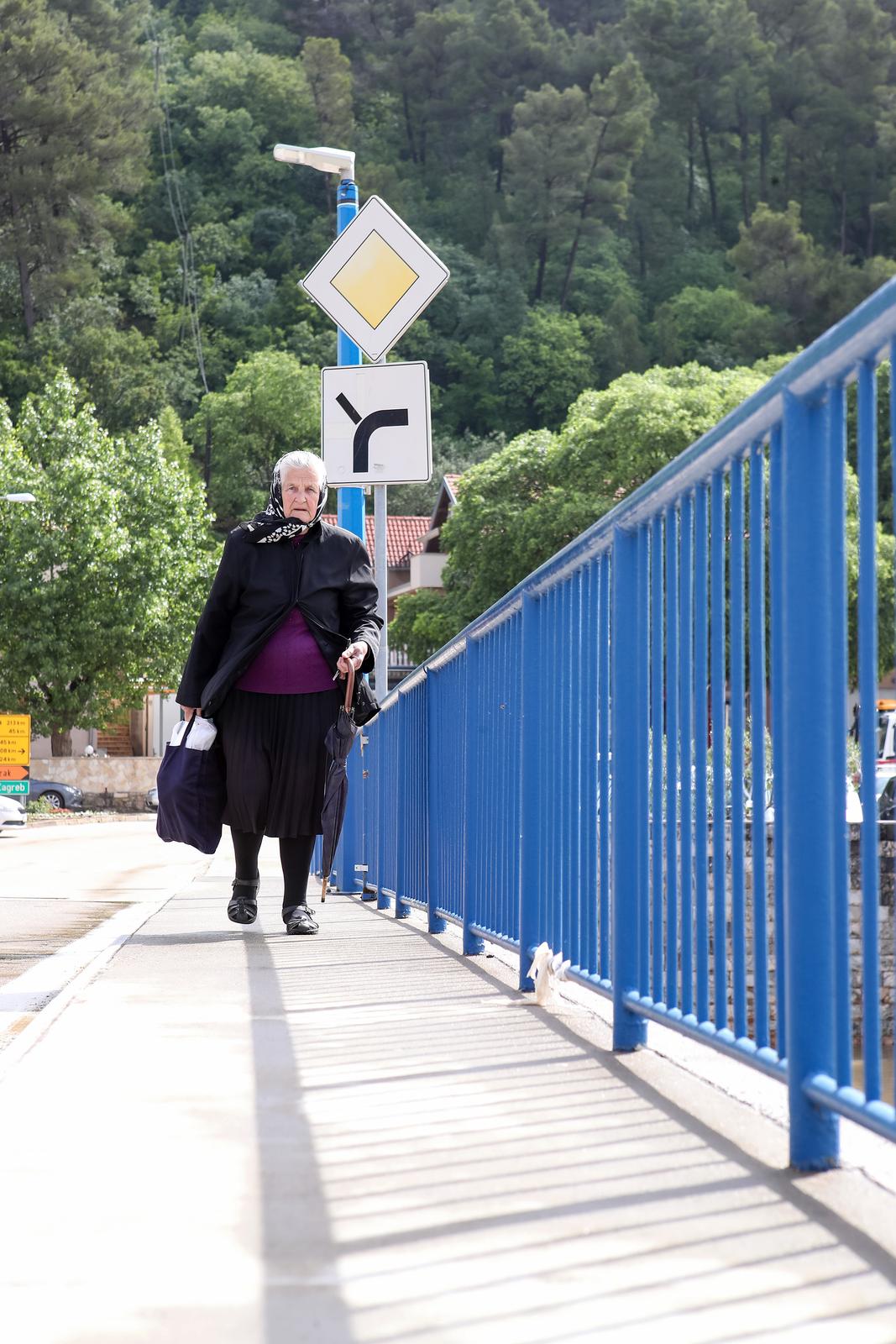 Obrovac: Poplava se polako povlači, stanovnici spašavaju stvari iz domova