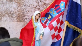 Muška molitva ispred katedrale Sv. Stošije