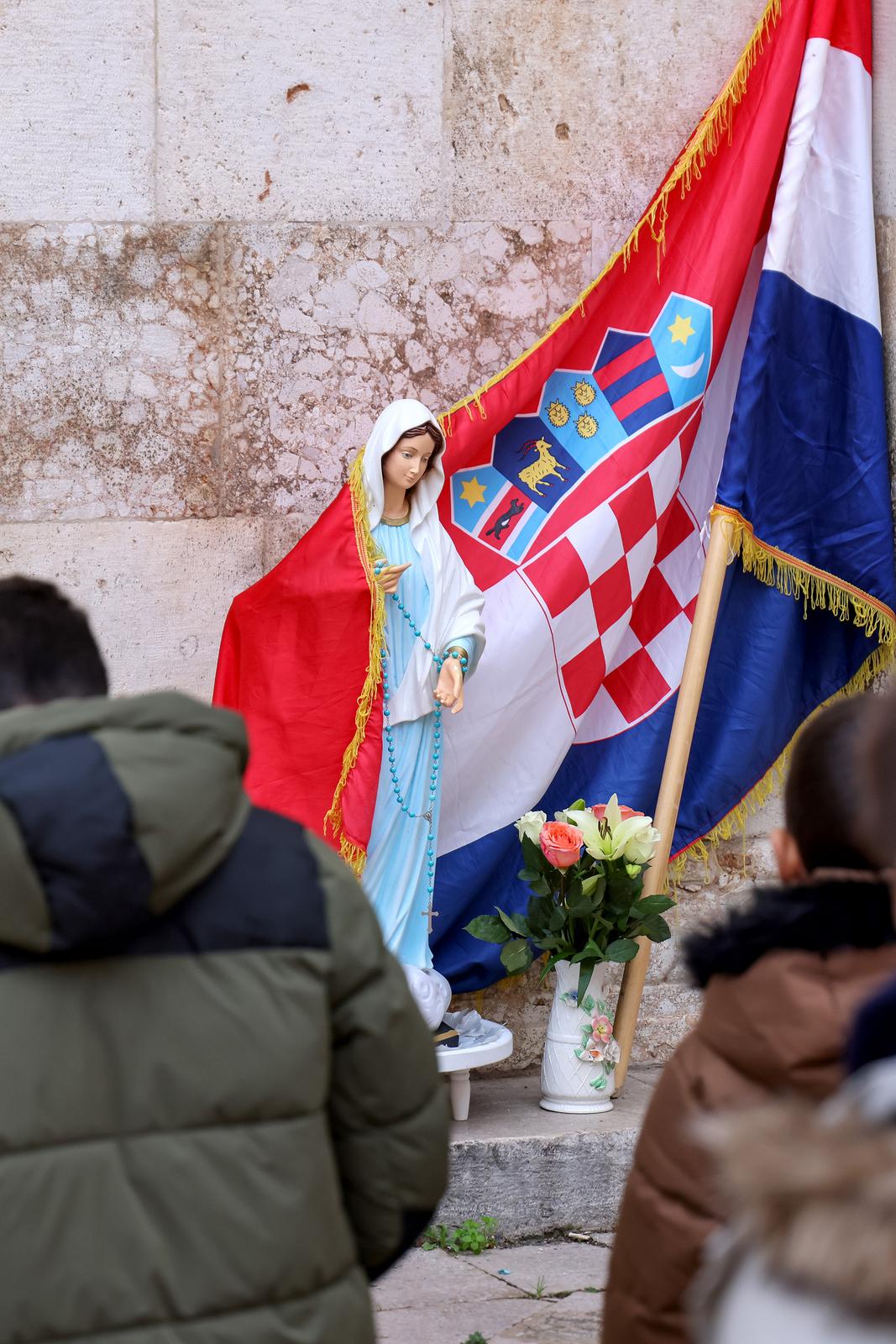 Muška molitva ispred katedrale Sv. Stošije