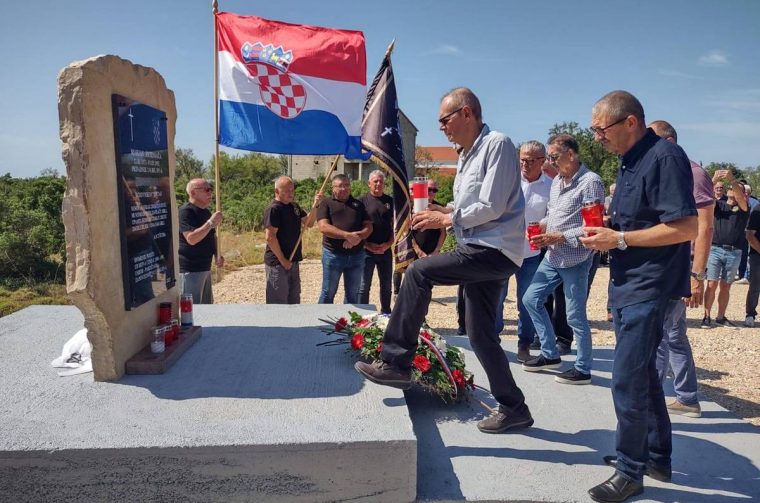 U Raštanima Gornjim -Vinterinci otkriveno spomen obilježje hrvatskom branitelju Marjanu Prtenjači