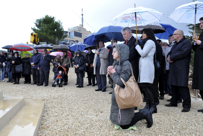 Dubrovnik, 061211.
Proslava dana Branitelja nastavljena je na Srdju uz misu za poginule branitelje nakon svecanog mimohoda i postrojavanja branitelja na Stradunu.
Foto: Tonci Plazibat / CROPIX Dubrovnik, 061211.
Proslava dana Branitelja nastavljena je na Srdju uz misu za poginule branitelje nakon svecanog mimohoda i postrojavanja branitelja na Stradunu.
Foto: Tonci Plazibat / CROPIX