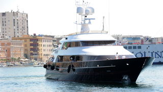 Zadar, 240811.
Modra pedesetmetarska jahta TM Blue One u vlasnistvu talijanskog modnog kreatora Garavani Valentina napustila je Zadar nakon sto je dva dana bila usidrena u zadarskoj luci. Jahta poznatog svjetskog dizajnera stigla je u Zadar iz Telasice. J