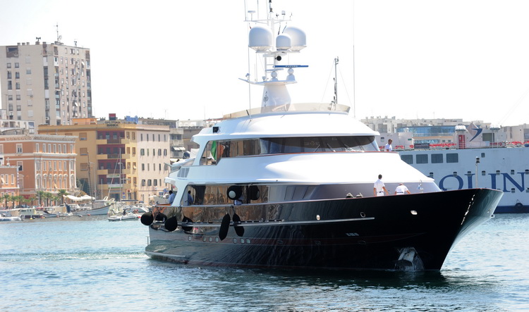 Zadar, 240811.
Modra pedesetmetarska jahta TM Blue One u vlasnistvu talijanskog modnog kreatora Garavani Valentina napustila je Zadar nakon sto je dva dana bila usidrena u zadarskoj luci. Jahta poznatog svjetskog dizajnera stigla je u Zadar iz Telasice. J