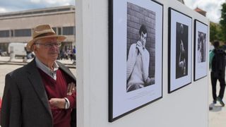 Povodom 20. godisnjice smrti kosarkaskog velikana Krese Cosica, uz humanitarnu prodaju proizvoda po simbolicnima cijenama na Forumu je organizirana izlozba njegovih fotografija, a najmladji su sudjelovali u kosarkaskom turniru. Ljerka Cosic s obitelji. Ph Povodom 20. godisnjice smrti kosarkaskog velikana Krese Cosica, uz humanitarnu prodaju proizvoda po simbolicnima cijenama na Forumu je organizirana izlozba njegovih fotografija, a najmladji su sudjelovali u kosarkaskom turniru. Ljerka Cosic s obitelji. Ph