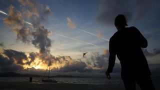 Mladić na zadarskoj rivi iskoristio je južinu za akrobacije zmajem u sami smiraj dana. Photo: Filip Brala/PIXSELL Mladić na zadarskoj rivi iskoristio je južinu za akrobacije zmajem u sami smiraj dana. Photo: Filip Brala/PIXSELL