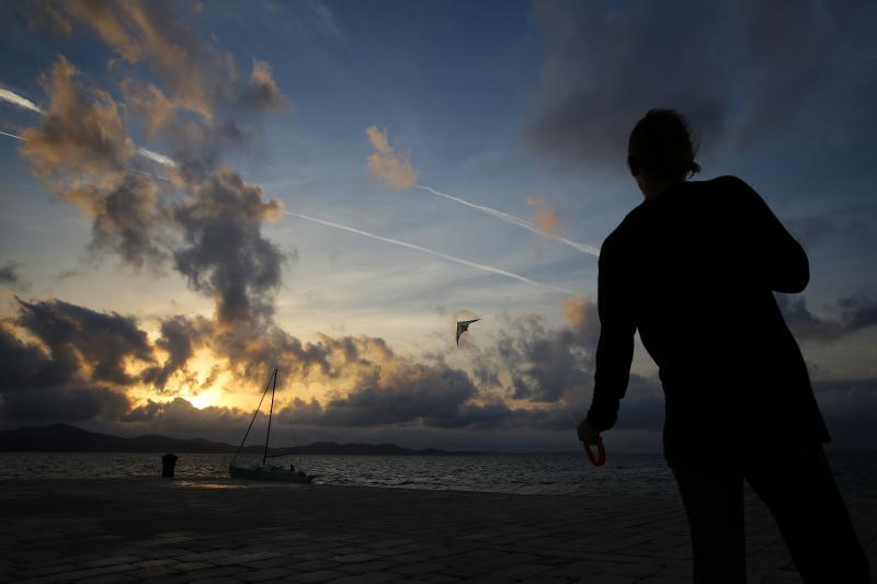 Mladić na zadarskoj rivi iskoristio je južinu za akrobacije zmajem u sami smiraj dana. Photo: Filip Brala/PIXSELL Mladić na zadarskoj rivi iskoristio je južinu za akrobacije zmajem u sami smiraj dana. Photo: Filip Brala/PIXSELL