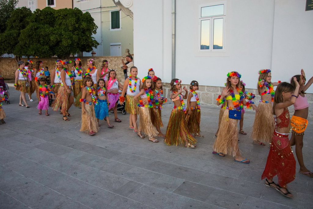 Paški ljetni karneval 2017 – maškarana povorka