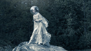 “Out of space”: Boudoir modna priča “Out of space”: Boudoir modna priča