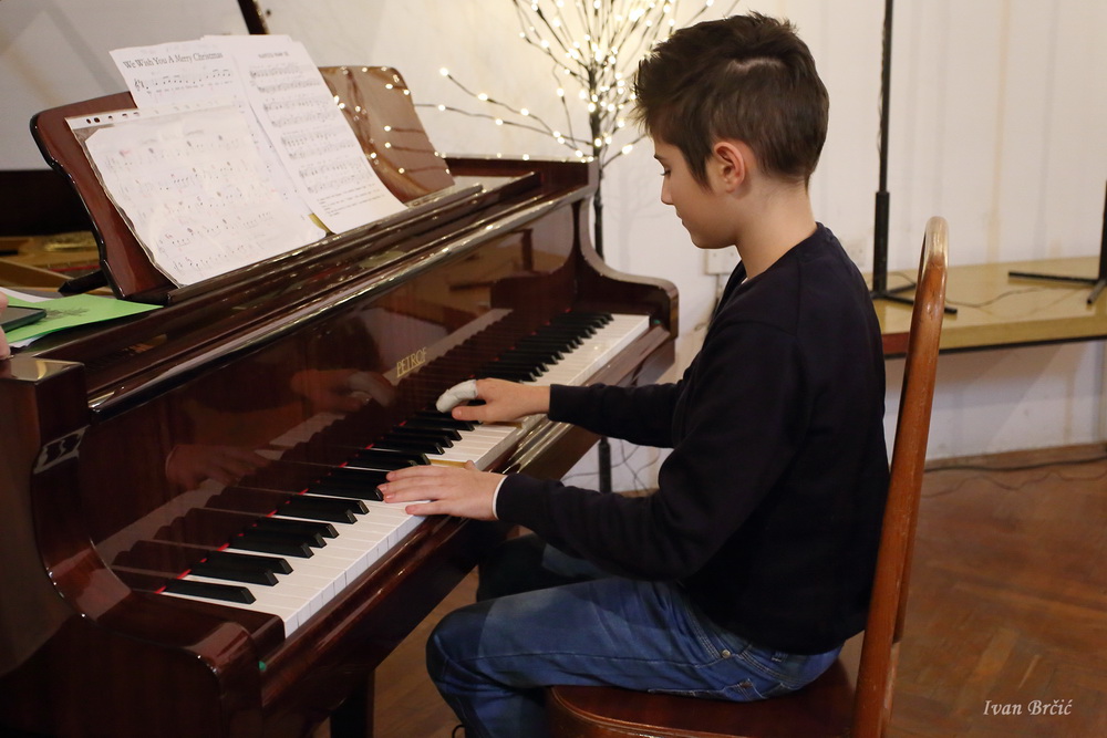 Božićni koncert male škole glazbe “Arete” Božićni koncert male škole glazbe “Arete”