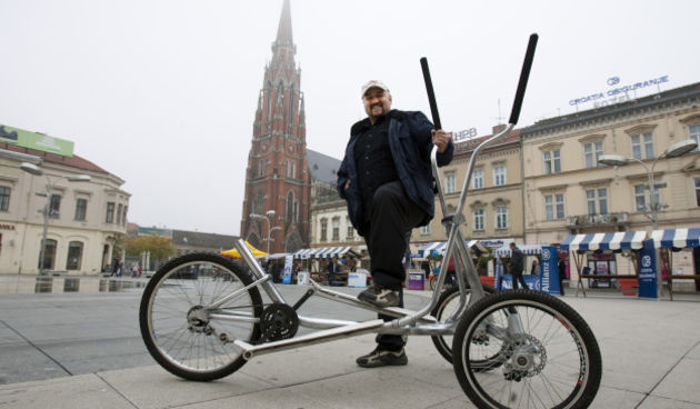Valpovčanin Predrag Matijanić došao je na središnji osječki Trg Ante Starčevića provozati svoj jedinstveni izum – Orbicikl. , foto: CROPIX