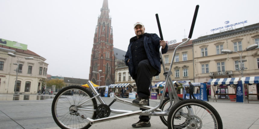 Valpovčanin Predrag Matijanić došao je na središnji osječki Trg Ante Starčevića provozati svoj jedinstveni izum – Orbicikl. , foto: CROPIX