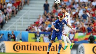 U dvoboju zadnjeg, 3. kola D skupine EURA u Bordeauxu igraju nogometaši Hrvatske i Španjolske (1-1).   Pred 40.000 gledatelja na stadionu Matmut Atlantic sudi Bjorn Kuipers.    Strijelci: 0-1 Morata (7), 1-1 Kalinić (45)