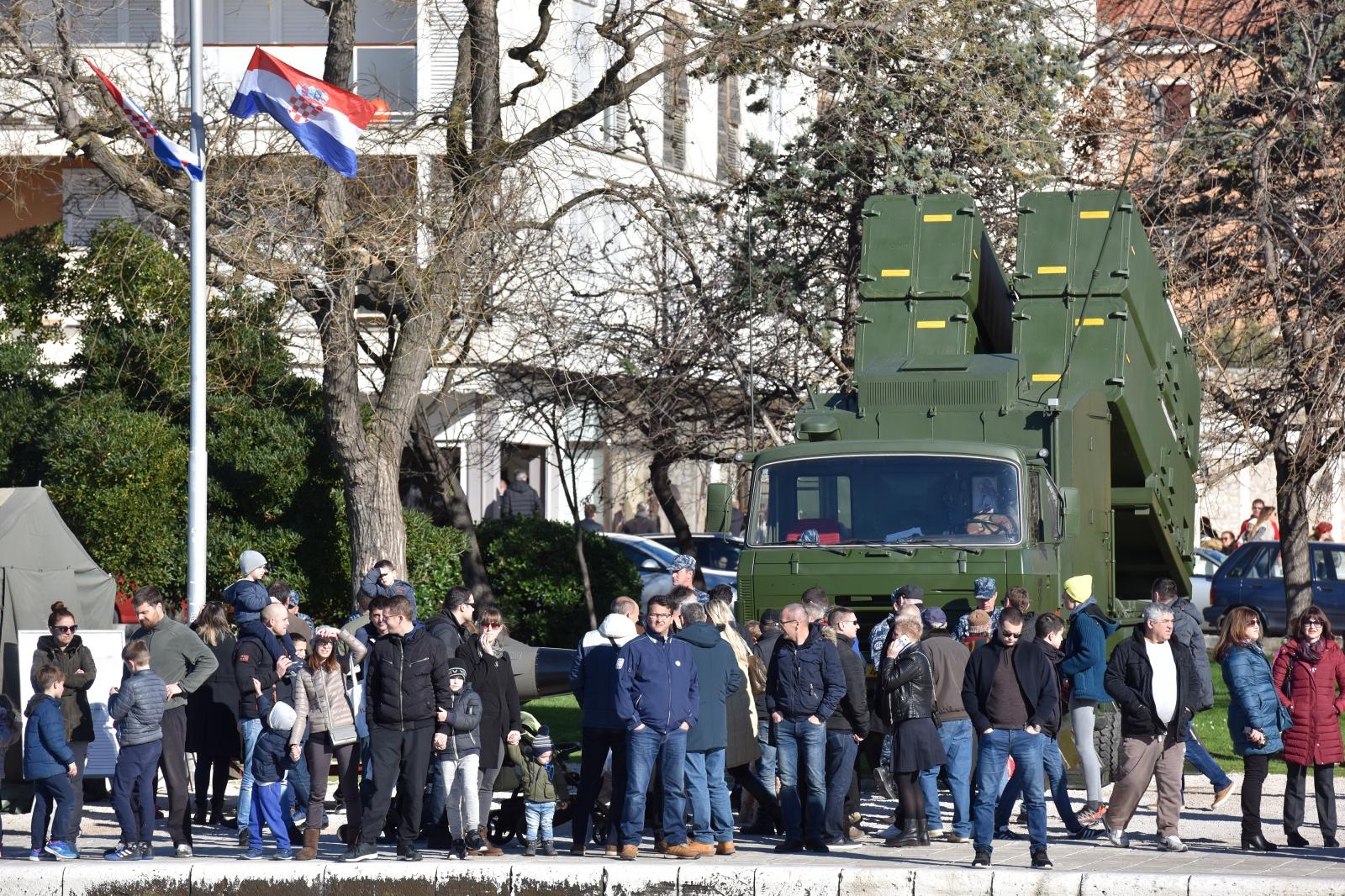 Otvorena izložba vojne opreme, oružja i vozila na zadarskoj rivi