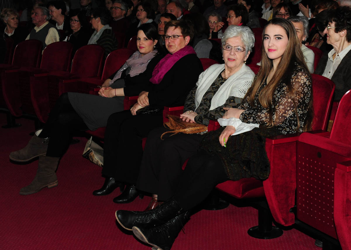 Zadar, 13.3.2014. snimio: Nenad Marčev 
Borivoj Radaković 
GRUPA 
redatelj: Mario Kovač 
igraju: Sreten Mokrović, Ranko Zidarić, 
Ivica Zadro i Iva Visković 
Kazalište KNAP (Kazalište na Peščenici) 
Dvorana HNK Zadar