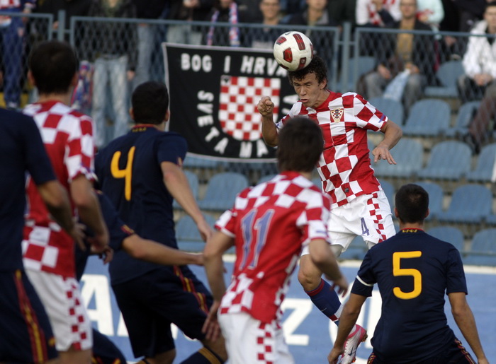 Varazdin, 121010.
Gradski stadion Varazdin. Kvalifikacijska utakmica za Europsko prvenstvo U21 u Danskoj 2011. godine. Hrvatska – Spanjolska.
Na slici: Ivan Perisic u skoku.
Foto: Zeljko Hajdinjak / Cropix Varazdin, 121010.
Gradski stadion Varazdin. Kvalifikacijska utakmica za Europsko prvenstvo U21 u Danskoj 2011. godine. Hrvatska – Spanjolska.
Na slici: Ivan Perisic u skoku.
Foto: Zeljko Hajdinjak / Cropix
